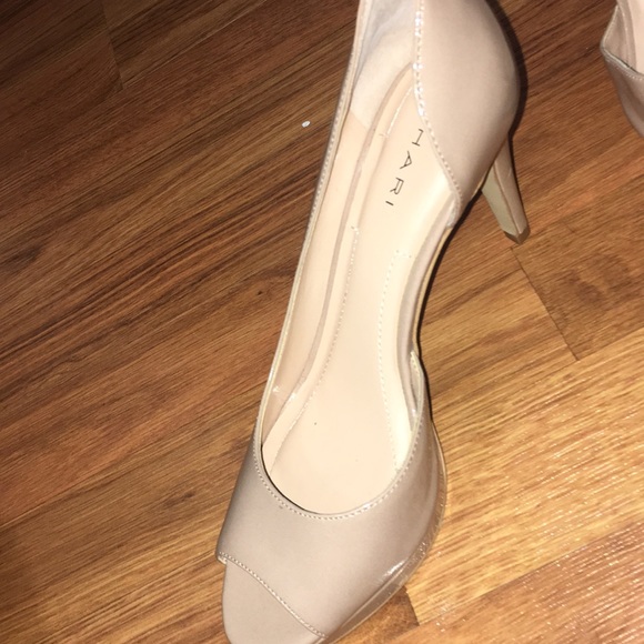 Beige TAHARI size 6 super cute heels - Picture 3 of 4